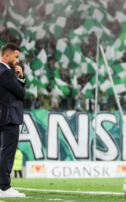 Gdansk,26.07.2024
Pilka nozna. PKO Ekstraklasa. Lechia Gdansk - Motor Lublin
Sezon 2023/24
POLISH FIRST LEAGUE FOOTBALL GAME Lechia Gdansk - Motor Lublin
NZ trener, Szymon Grabowski, coach, trybuny, flagi
Fot. TOMASZ RULSKI / 058sport.pl