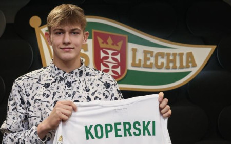 Kolejny zawodnik Akademii Lechii Gdańsk dołącza do pierwszej drużyny
