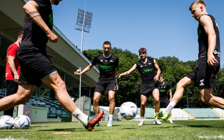 „Jedziemy tam, żeby powalczyć i ostatecznie przejść do następnej rundy” – zapowiedź meczu z Rapidem Wiedeń