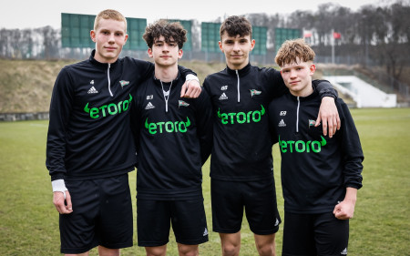 Młodzi piłkarze akademii na treningu pierwszego zespołu Lechii Gdańsk | NEWS