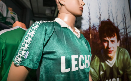 Muzeum Lechii Gdańsk prezentuje unikatową koszulkę z historycznego meczu z Juventusem Turyn