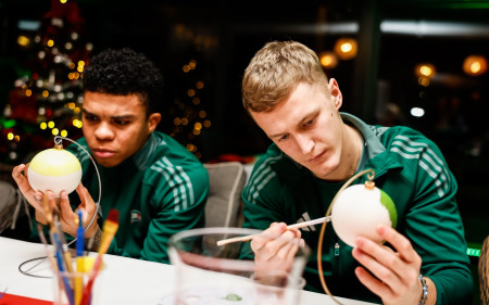 Joint decoration of Christmas baubles for the Pomeranian Hospice for Children