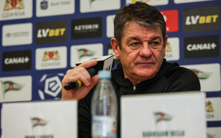 CONFERENCE | Coach John Carver before the game against Raków Częstochowa