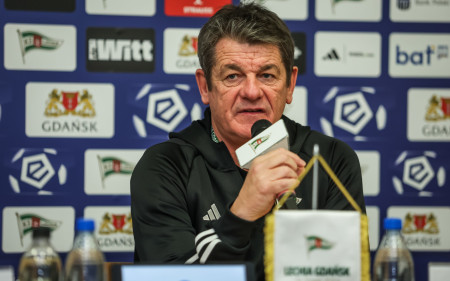 CONFERENCE | Coach John Carver before the match against Lech Poznań