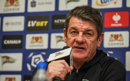 CONFERENCE | Coach John Carver before the match against Radomiak Radom