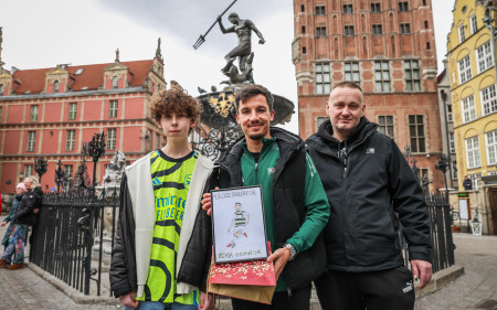 GALERIA | Spotkanie z piłkarzami pod Fontanną Neptuna 09.04.2025 