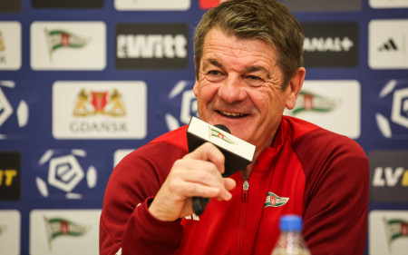 CONFERENCE | Coach John Carver before the match against Widzew Łódź